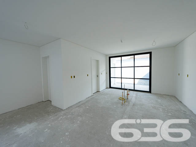 SOBRADO DE ALTO PADRÃO NO BAIRRO IRIRÚ - COM SUÍTE MASTER + 2 SUÍTES

Imagine viver em um sobrado de alto padrão com 221,71m² de área construída, localizado no desejado bairro Iririú. Este imóvel não é apenas uma casa, mas um estilo de vida. Com 2 suítes, uma suíte master e 5 banheiros, este sobrado oferece luxo e conforto em cada detalhe, e ainda está em fase de acabamento, permitindo que você adicione seu toque pessoal.

DETALHES DO IMÓVEL:
O sobrado conta com 2 suítes espaçosas, além uma suíte master, proporcionando um ambiente de luxo e privacidade. A sala de estar e jantar oferece um espaço aberto e acolhedor, perfeito para receber amigos e familiares. A cozinha, planejada para ser prática e elegante, será o coração da sua casa.

LOCALIZAÇÃO E INFRAESTRUTURA:
O bairro Iririú é conhecido por sua excelente localização e infraestrutura completa. Aqui, você estará perto de tudo que precisa para um dia a dia conveniente e agradável.

ESCOLHA A 636 NEGÓCIOS IMOBILIÁRIOS:
Com mais de 30 anos de experiência no mercado imobiliário, a 636 Negócios Imobiliários é a escolha certa para quem busca qualidade e segurança. Nossa equipe de profissionais altamente qualificados está pronta para auxiliá-lo em cada etapa do processo.
Telefone: (47) 3451-0636
WhatsApp: (47) 99190-0636