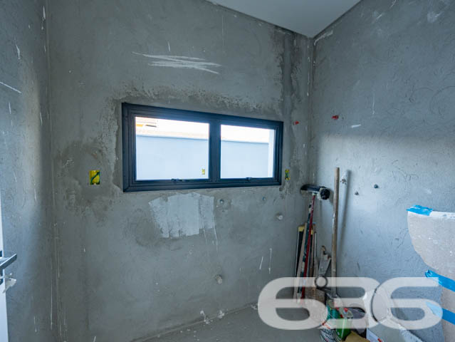 SOBRADO DE ALTO PADRÃO NO BAIRRO IRIRÚ - COM SUÍTE MASTER + 2 SUÍTES

Imagine viver em um sobrado de alto padrão com 221,71m² de área construída, localizado no desejado bairro Iririú. Este imóvel não é apenas uma casa, mas um estilo de vida. Com 2 suítes, uma suíte master e 5 banheiros, este sobrado oferece luxo e conforto em cada detalhe, e ainda está em fase de acabamento, permitindo que você adicione seu toque pessoal.

DETALHES DO IMÓVEL:
O sobrado conta com 2 suítes espaçosas, além uma suíte master, proporcionando um ambiente de luxo e privacidade. A sala de estar e jantar oferece um espaço aberto e acolhedor, perfeito para receber amigos e familiares. A cozinha, planejada para ser prática e elegante, será o coração da sua casa.

LOCALIZAÇÃO E INFRAESTRUTURA:
O bairro Iririú é conhecido por sua excelente localização e infraestrutura completa. Aqui, você estará perto de tudo que precisa para um dia a dia conveniente e agradável.

ESCOLHA A 636 NEGÓCIOS IMOBILIÁRIOS:
Com mais de 30 anos de experiência no mercado imobiliário, a 636 Negócios Imobiliários é a escolha certa para quem busca qualidade e segurança. Nossa equipe de profissionais altamente qualificados está pronta para auxiliá-lo em cada etapa do processo.
Telefone: (47) 3451-0636
WhatsApp: (47) 99190-0636