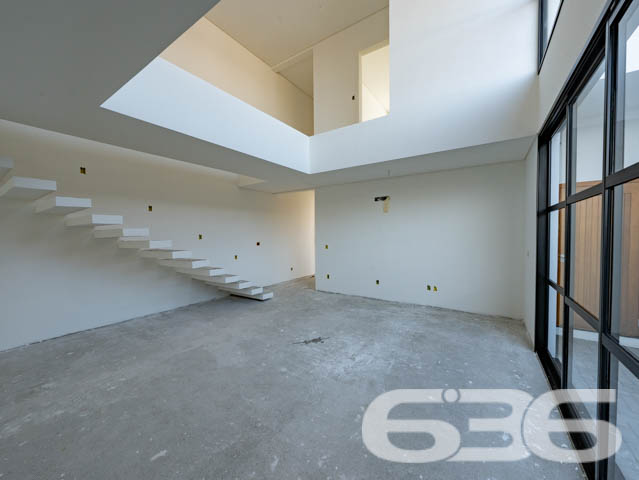 SOBRADO DE ALTO PADRÃO NO BAIRRO IRIRÚ - COM SUÍTE MASTER + 2 SUÍTES

Imagine viver em um sobrado de alto padrão com 221,71m² de área construída, localizado no desejado bairro Iririú. Este imóvel não é apenas uma casa, mas um estilo de vida. Com 2 suítes, uma suíte master e 5 banheiros, este sobrado oferece luxo e conforto em cada detalhe, e ainda está em fase de acabamento, permitindo que você adicione seu toque pessoal.

DETALHES DO IMÓVEL:
O sobrado conta com 2 suítes espaçosas, além uma suíte master, proporcionando um ambiente de luxo e privacidade. A sala de estar e jantar oferece um espaço aberto e acolhedor, perfeito para receber amigos e familiares. A cozinha, planejada para ser prática e elegante, será o coração da sua casa.

LOCALIZAÇÃO E INFRAESTRUTURA:
O bairro Iririú é conhecido por sua excelente localização e infraestrutura completa. Aqui, você estará perto de tudo que precisa para um dia a dia conveniente e agradável.

ESCOLHA A 636 NEGÓCIOS IMOBILIÁRIOS:
Com mais de 30 anos de experiência no mercado imobiliário, a 636 Negócios Imobiliários é a escolha certa para quem busca qualidade e segurança. Nossa equipe de profissionais altamente qualificados está pronta para auxiliá-lo em cada etapa do processo.
Telefone: (47) 3451-0636
WhatsApp: (47) 99190-0636