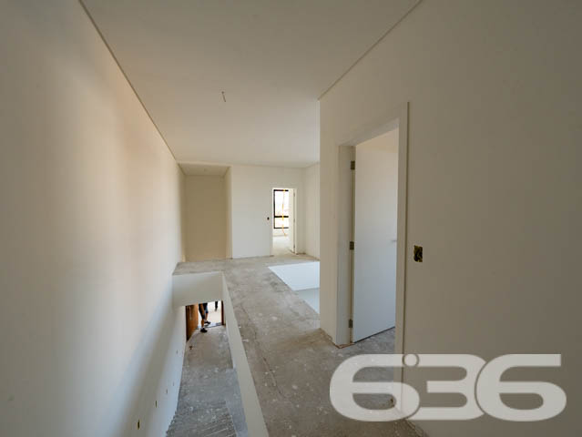 SOBRADO DE ALTO PADRÃO NO BAIRRO IRIRÚ - COM SUÍTE MASTER + 2 SUÍTES

Imagine viver em um sobrado de alto padrão com 221,71m² de área construída, localizado no desejado bairro Iririú. Este imóvel não é apenas uma casa, mas um estilo de vida. Com 2 suítes, uma suíte master e 5 banheiros, este sobrado oferece luxo e conforto em cada detalhe, e ainda está em fase de acabamento, permitindo que você adicione seu toque pessoal.

DETALHES DO IMÓVEL:
O sobrado conta com 2 suítes espaçosas, além uma suíte master, proporcionando um ambiente de luxo e privacidade. A sala de estar e jantar oferece um espaço aberto e acolhedor, perfeito para receber amigos e familiares. A cozinha, planejada para ser prática e elegante, será o coração da sua casa.

LOCALIZAÇÃO E INFRAESTRUTURA:
O bairro Iririú é conhecido por sua excelente localização e infraestrutura completa. Aqui, você estará perto de tudo que precisa para um dia a dia conveniente e agradável.

ESCOLHA A 636 NEGÓCIOS IMOBILIÁRIOS:
Com mais de 30 anos de experiência no mercado imobiliário, a 636 Negócios Imobiliários é a escolha certa para quem busca qualidade e segurança. Nossa equipe de profissionais altamente qualificados está pronta para auxiliá-lo em cada etapa do processo.
Telefone: (47) 3451-0636
WhatsApp: (47) 99190-0636