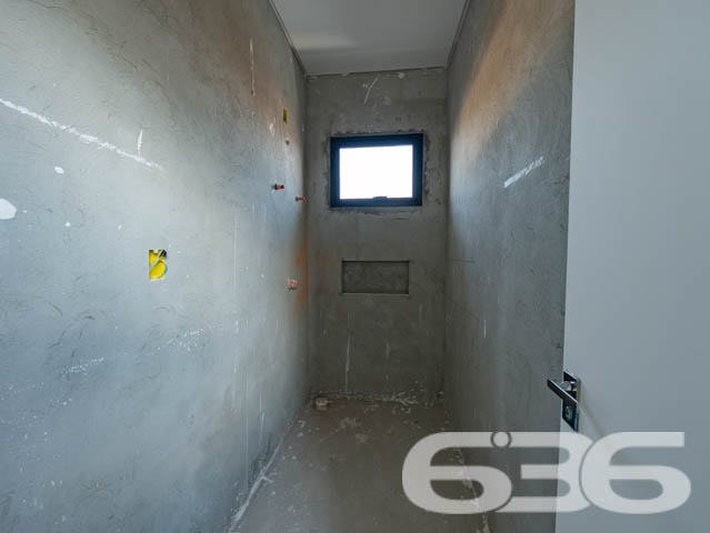 SOBRADO DE ALTO PADRÃO NO BAIRRO IRIRÚ - COM SUÍTE MASTER + 2 SUÍTES

Imagine viver em um sobrado de alto padrão com 221,71m² de área construída, localizado no desejado bairro Iririú. Este imóvel não é apenas uma casa, mas um estilo de vida. Com 2 suítes, uma suíte master e 5 banheiros, este sobrado oferece luxo e conforto em cada detalhe, e ainda está em fase de acabamento, permitindo que você adicione seu toque pessoal.

DETALHES DO IMÓVEL:
O sobrado conta com 2 suítes espaçosas, além uma suíte master, proporcionando um ambiente de luxo e privacidade. A sala de estar e jantar oferece um espaço aberto e acolhedor, perfeito para receber amigos e familiares. A cozinha, planejada para ser prática e elegante, será o coração da sua casa.

LOCALIZAÇÃO E INFRAESTRUTURA:
O bairro Iririú é conhecido por sua excelente localização e infraestrutura completa. Aqui, você estará perto de tudo que precisa para um dia a dia conveniente e agradável.

ESCOLHA A 636 NEGÓCIOS IMOBILIÁRIOS:
Com mais de 30 anos de experiência no mercado imobiliário, a 636 Negócios Imobiliários é a escolha certa para quem busca qualidade e segurança. Nossa equipe de profissionais altamente qualificados está pronta para auxiliá-lo em cada etapa do processo.
Telefone: (47) 3451-0636
WhatsApp: (47) 99190-0636