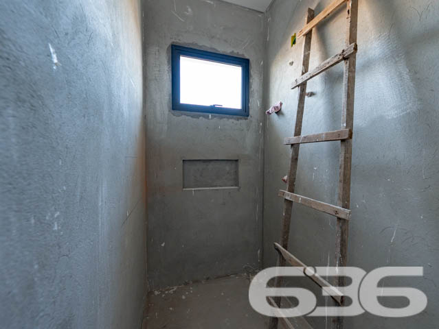 SOBRADO DE ALTO PADRÃO NO BAIRRO IRIRÚ - COM SUÍTE MASTER + 2 SUÍTES

Imagine viver em um sobrado de alto padrão com 221,71m² de área construída, localizado no desejado bairro Iririú. Este imóvel não é apenas uma casa, mas um estilo de vida. Com 2 suítes, uma suíte master e 5 banheiros, este sobrado oferece luxo e conforto em cada detalhe, e ainda está em fase de acabamento, permitindo que você adicione seu toque pessoal.

DETALHES DO IMÓVEL:
O sobrado conta com 2 suítes espaçosas, além uma suíte master, proporcionando um ambiente de luxo e privacidade. A sala de estar e jantar oferece um espaço aberto e acolhedor, perfeito para receber amigos e familiares. A cozinha, planejada para ser prática e elegante, será o coração da sua casa.

LOCALIZAÇÃO E INFRAESTRUTURA:
O bairro Iririú é conhecido por sua excelente localização e infraestrutura completa. Aqui, você estará perto de tudo que precisa para um dia a dia conveniente e agradável.

ESCOLHA A 636 NEGÓCIOS IMOBILIÁRIOS:
Com mais de 30 anos de experiência no mercado imobiliário, a 636 Negócios Imobiliários é a escolha certa para quem busca qualidade e segurança. Nossa equipe de profissionais altamente qualificados está pronta para auxiliá-lo em cada etapa do processo.
Telefone: (47) 3451-0636
WhatsApp: (47) 99190-0636