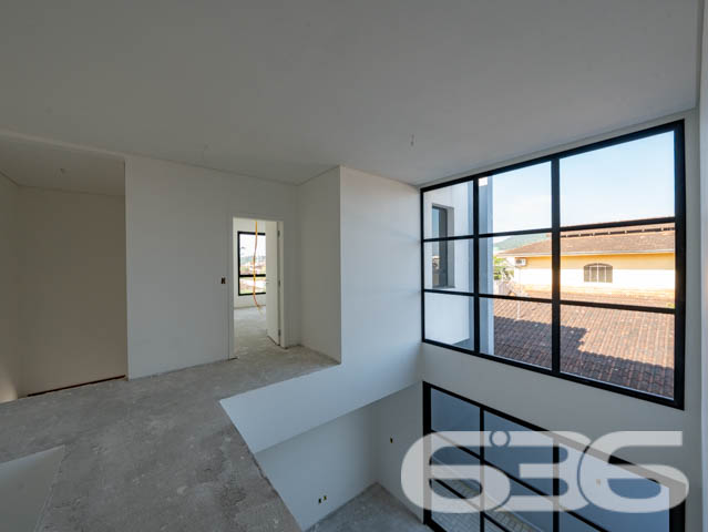 SOBRADO DE ALTO PADRÃO NO BAIRRO IRIRÚ - COM SUÍTE MASTER + 2 SUÍTES

Imagine viver em um sobrado de alto padrão com 221,71m² de área construída, localizado no desejado bairro Iririú. Este imóvel não é apenas uma casa, mas um estilo de vida. Com 2 suítes, uma suíte master e 5 banheiros, este sobrado oferece luxo e conforto em cada detalhe, e ainda está em fase de acabamento, permitindo que você adicione seu toque pessoal.

DETALHES DO IMÓVEL:
O sobrado conta com 2 suítes espaçosas, além uma suíte master, proporcionando um ambiente de luxo e privacidade. A sala de estar e jantar oferece um espaço aberto e acolhedor, perfeito para receber amigos e familiares. A cozinha, planejada para ser prática e elegante, será o coração da sua casa.

LOCALIZAÇÃO E INFRAESTRUTURA:
O bairro Iririú é conhecido por sua excelente localização e infraestrutura completa. Aqui, você estará perto de tudo que precisa para um dia a dia conveniente e agradável.

ESCOLHA A 636 NEGÓCIOS IMOBILIÁRIOS:
Com mais de 30 anos de experiência no mercado imobiliário, a 636 Negócios Imobiliários é a escolha certa para quem busca qualidade e segurança. Nossa equipe de profissionais altamente qualificados está pronta para auxiliá-lo em cada etapa do processo.
Telefone: (47) 3451-0636
WhatsApp: (47) 99190-0636
