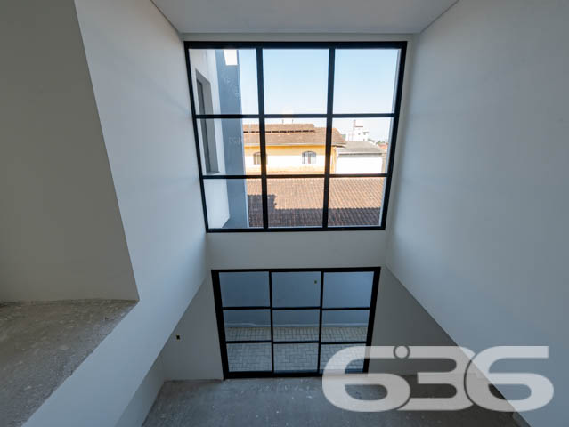 SOBRADO DE ALTO PADRÃO NO BAIRRO IRIRÚ - COM SUÍTE MASTER + 2 SUÍTES

Imagine viver em um sobrado de alto padrão com 221,71m² de área construída, localizado no desejado bairro Iririú. Este imóvel não é apenas uma casa, mas um estilo de vida. Com 2 suítes, uma suíte master e 5 banheiros, este sobrado oferece luxo e conforto em cada detalhe, e ainda está em fase de acabamento, permitindo que você adicione seu toque pessoal.

DETALHES DO IMÓVEL:
O sobrado conta com 2 suítes espaçosas, além uma suíte master, proporcionando um ambiente de luxo e privacidade. A sala de estar e jantar oferece um espaço aberto e acolhedor, perfeito para receber amigos e familiares. A cozinha, planejada para ser prática e elegante, será o coração da sua casa.

LOCALIZAÇÃO E INFRAESTRUTURA:
O bairro Iririú é conhecido por sua excelente localização e infraestrutura completa. Aqui, você estará perto de tudo que precisa para um dia a dia conveniente e agradável.

ESCOLHA A 636 NEGÓCIOS IMOBILIÁRIOS:
Com mais de 30 anos de experiência no mercado imobiliário, a 636 Negócios Imobiliários é a escolha certa para quem busca qualidade e segurança. Nossa equipe de profissionais altamente qualificados está pronta para auxiliá-lo em cada etapa do processo.
Telefone: (47) 3451-0636
WhatsApp: (47) 99190-0636