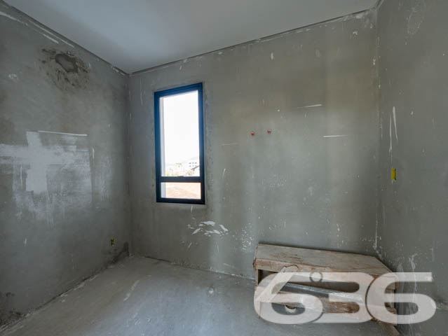 SOBRADO DE ALTO PADRÃO NO BAIRRO IRIRÚ - COM SUÍTE MASTER + 2 SUÍTES

Imagine viver em um sobrado de alto padrão com 221,71m² de área construída, localizado no desejado bairro Iririú. Este imóvel não é apenas uma casa, mas um estilo de vida. Com 2 suítes, uma suíte master e 5 banheiros, este sobrado oferece luxo e conforto em cada detalhe, e ainda está em fase de acabamento, permitindo que você adicione seu toque pessoal.

DETALHES DO IMÓVEL:
O sobrado conta com 2 suítes espaçosas, além uma suíte master, proporcionando um ambiente de luxo e privacidade. A sala de estar e jantar oferece um espaço aberto e acolhedor, perfeito para receber amigos e familiares. A cozinha, planejada para ser prática e elegante, será o coração da sua casa.

LOCALIZAÇÃO E INFRAESTRUTURA:
O bairro Iririú é conhecido por sua excelente localização e infraestrutura completa. Aqui, você estará perto de tudo que precisa para um dia a dia conveniente e agradável.

ESCOLHA A 636 NEGÓCIOS IMOBILIÁRIOS:
Com mais de 30 anos de experiência no mercado imobiliário, a 636 Negócios Imobiliários é a escolha certa para quem busca qualidade e segurança. Nossa equipe de profissionais altamente qualificados está pronta para auxiliá-lo em cada etapa do processo.
Telefone: (47) 3451-0636
WhatsApp: (47) 99190-0636