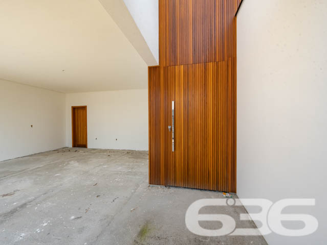 SOBRADO DE ALTO PADRÃO NO BAIRRO IRIRÚ - COM SUÍTE MASTER + 2 SUÍTES

Imagine viver em um sobrado de alto padrão com 221,71m² de área construída, localizado no desejado bairro Iririú. Este imóvel não é apenas uma casa, mas um estilo de vida. Com 2 suítes, uma suíte master e 5 banheiros, este sobrado oferece luxo e conforto em cada detalhe, e ainda está em fase de acabamento, permitindo que você adicione seu toque pessoal.

DETALHES DO IMÓVEL:
O sobrado conta com 2 suítes espaçosas, além uma suíte master, proporcionando um ambiente de luxo e privacidade. A sala de estar e jantar oferece um espaço aberto e acolhedor, perfeito para receber amigos e familiares. A cozinha, planejada para ser prática e elegante, será o coração da sua casa.

LOCALIZAÇÃO E INFRAESTRUTURA:
O bairro Iririú é conhecido por sua excelente localização e infraestrutura completa. Aqui, você estará perto de tudo que precisa para um dia a dia conveniente e agradável.

ESCOLHA A 636 NEGÓCIOS IMOBILIÁRIOS:
Com mais de 30 anos de experiência no mercado imobiliário, a 636 Negócios Imobiliários é a escolha certa para quem busca qualidade e segurança. Nossa equipe de profissionais altamente qualificados está pronta para auxiliá-lo em cada etapa do processo.
Telefone: (47) 3451-0636
WhatsApp: (47) 99190-0636