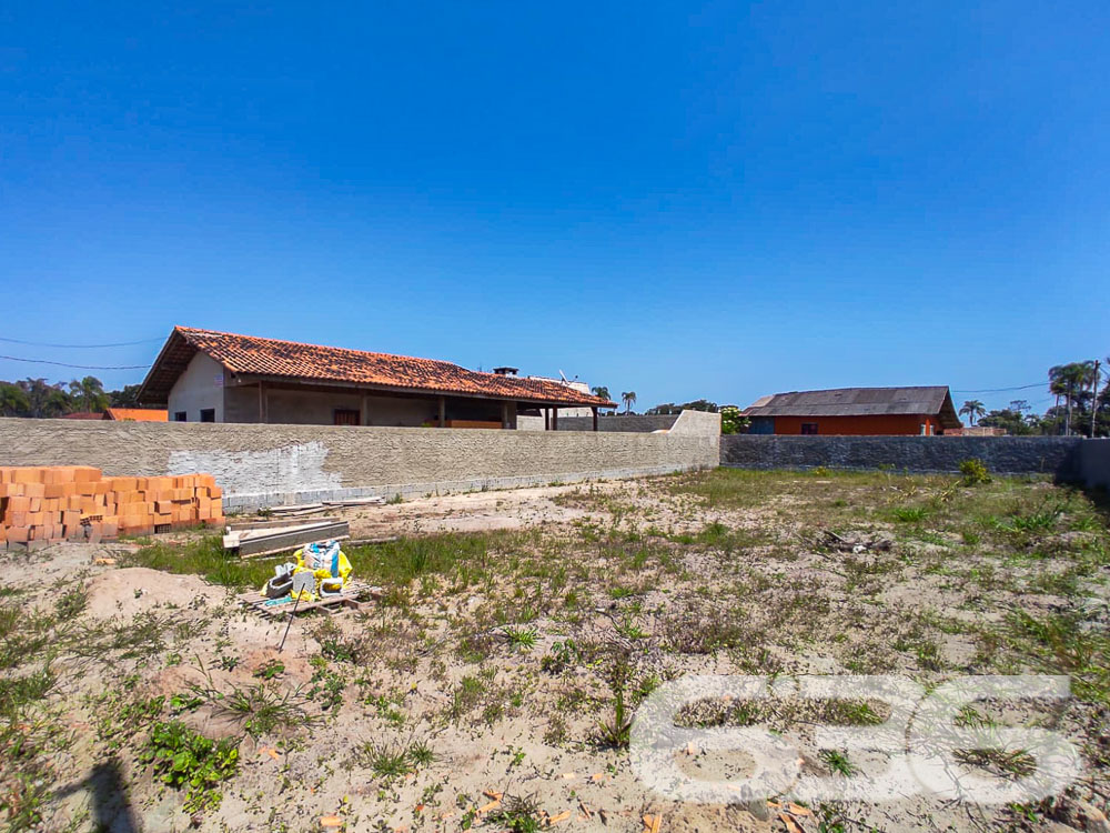 VENDE-SE TERRENO DE ESQUINA PRÓXIMO AO CANAL DO LINGUADO!
Sonha em construir a casa dos seus sonhos em um local paradisíaco? Apresentamos este magnífico terreno de esquina com 442,50m² de área total, localizado no bairro Ervino em São Francisco do Sul. A menos de 300 metros do Canal do Linguado, este terreno totalmente murado é o cenário perfeito para sua futura residência ou empreendimento.
UM TERRENO, INÚMERAS POSSIBILIDADES:
Com espaço de sobra, este terreno oferece inúmeras possibilidades para você criar a casa dos seus sonhos. Imagine um jardim exuberante, uma piscina para os dias quentes ou até mesmo uma área gourmet para receber amigos e familiares. As opções são infinitas!
VIVA A MAGIA DO LITORAL CATARINENSE:
O bairro Ervino é uma verdadeira joia do litoral catarinense, conhecido por suas praias deslumbrantes e ambiente tranquilo. A proximidade ao Canal do Linguado oferece uma experiência única, perfeita para os amantes da pesca, esportes aquáticos ou simplesmente para quem busca paz e tranquilidade.
ESCOLHA A 636 NEGÓCIOS IMOBILIÁRIOS:
Com mais de 30 anos de experiência no mercado imobiliário, a 636 Negócios Imobiliários é sua parceira de confiança. Entre em contato conosco para mais informações e faça um investimento seguro e rentável.
Telefone: (47) 3448-3636
WhatsApp: (47) 99190-0636