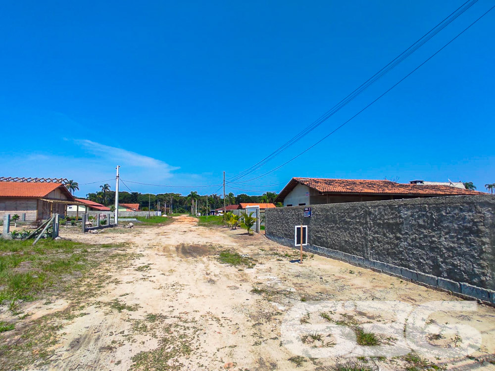 VENDE-SE TERRENO DE ESQUINA PRÓXIMO AO CANAL DO LINGUADO!
Sonha em construir a casa dos seus sonhos em um local paradisíaco? Apresentamos este magnífico terreno de esquina com 442,50m² de área total, localizado no bairro Ervino em São Francisco do Sul. A menos de 300 metros do Canal do Linguado, este terreno totalmente murado é o cenário perfeito para sua futura residência ou empreendimento.
UM TERRENO, INÚMERAS POSSIBILIDADES:
Com espaço de sobra, este terreno oferece inúmeras possibilidades para você criar a casa dos seus sonhos. Imagine um jardim exuberante, uma piscina para os dias quentes ou até mesmo uma área gourmet para receber amigos e familiares. As opções são infinitas!
VIVA A MAGIA DO LITORAL CATARINENSE:
O bairro Ervino é uma verdadeira joia do litoral catarinense, conhecido por suas praias deslumbrantes e ambiente tranquilo. A proximidade ao Canal do Linguado oferece uma experiência única, perfeita para os amantes da pesca, esportes aquáticos ou simplesmente para quem busca paz e tranquilidade.
ESCOLHA A 636 NEGÓCIOS IMOBILIÁRIOS:
Com mais de 30 anos de experiência no mercado imobiliário, a 636 Negócios Imobiliários é sua parceira de confiança. Entre em contato conosco para mais informações e faça um investimento seguro e rentável.
Telefone: (47) 3448-3636
WhatsApp: (47) 99190-0636