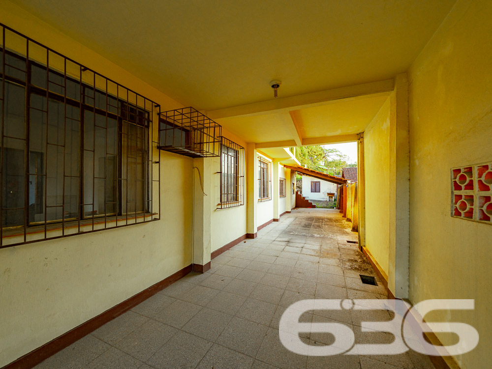 AMPLO IMÓVEL À VENDA NO BAIRRO ITAUM - OPORTUNIDADE DE INVESTIMENTO!
Apresentamos uma oportunidade única para quem busca um projeto de reforma ou demolição no bairro Itaum, Joinville. Com um terreno de 420m² e uma área construída de 204m², este imóvel oferece um mundo de possibilidades. A casa atual conta com 3 dormitórios, 2 suítes, 3 banheiros, 3 salas de estar, sala íntima, cozinha e área de festa com churrasqueira. Além disso, possui garagem coberta e descoberta para até 4 veículos.
DETALHES DO IMÓVEL:
Imagine transformar este espaço em sua casa dos sonhos! A área de festa com churrasqueira já sugere ótimos momentos com amigos e família. As 3 salas de estar e a sala íntima oferecem espaços para relaxamento e entretenimento, enquanto as 2 suítes garantem privacidade e conforto.
LOCALIZAÇÃO ESTRATÉGICA:
Localizado no bairro Itaum, este imóvel está próximo a escolas, hospitais e transporte público, oferecendo toda a infraestrutura necessária para uma vida confortável e prática.
ESCOLHA A 636 NEGÓCIOS IMOBILIÁRIOS:
Com mais de 30 anos de experiência, a 636 Negócios Imobiliários é a escolha certa para quem busca segurança e expertise em negociações imobiliárias. Entre em contato conosco para mais informações.
Telefone: (47) 3451-0636
WhatsApp: (47) 99190-0636