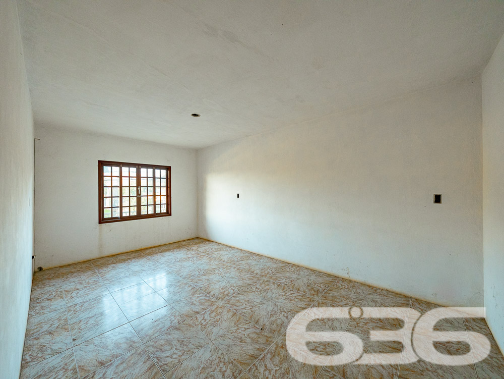 AMPLO IMÓVEL À VENDA NO BAIRRO ITAUM - OPORTUNIDADE DE INVESTIMENTO!
Apresentamos uma oportunidade única para quem busca um projeto de reforma ou demolição no bairro Itaum, Joinville. Com um terreno de 420m² e uma área construída de 204m², este imóvel oferece um mundo de possibilidades. A casa atual conta com 3 dormitórios, 2 suítes, 3 banheiros, 3 salas de estar, sala íntima, cozinha e área de festa com churrasqueira. Além disso, possui garagem coberta e descoberta para até 4 veículos.
DETALHES DO IMÓVEL:
Imagine transformar este espaço em sua casa dos sonhos! A área de festa com churrasqueira já sugere ótimos momentos com amigos e família. As 3 salas de estar e a sala íntima oferecem espaços para relaxamento e entretenimento, enquanto as 2 suítes garantem privacidade e conforto.
LOCALIZAÇÃO ESTRATÉGICA:
Localizado no bairro Itaum, este imóvel está próximo a escolas, hospitais e transporte público, oferecendo toda a infraestrutura necessária para uma vida confortável e prática.
ESCOLHA A 636 NEGÓCIOS IMOBILIÁRIOS:
Com mais de 30 anos de experiência, a 636 Negócios Imobiliários é a escolha certa para quem busca segurança e expertise em negociações imobiliárias. Entre em contato conosco para mais informações.
Telefone: (47) 3451-0636
WhatsApp: (47) 99190-0636