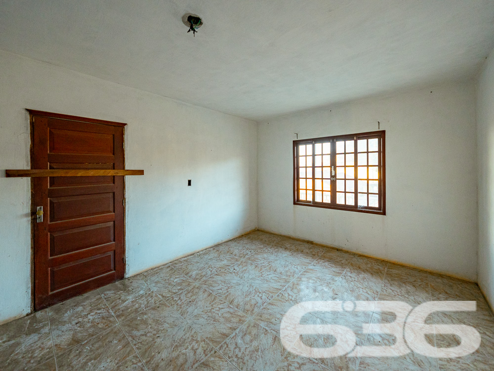 AMPLO IMÓVEL À VENDA NO BAIRRO ITAUM - OPORTUNIDADE DE INVESTIMENTO!
Apresentamos uma oportunidade única para quem busca um projeto de reforma ou demolição no bairro Itaum, Joinville. Com um terreno de 420m² e uma área construída de 204m², este imóvel oferece um mundo de possibilidades. A casa atual conta com 3 dormitórios, 2 suítes, 3 banheiros, 3 salas de estar, sala íntima, cozinha e área de festa com churrasqueira. Além disso, possui garagem coberta e descoberta para até 4 veículos.
DETALHES DO IMÓVEL:
Imagine transformar este espaço em sua casa dos sonhos! A área de festa com churrasqueira já sugere ótimos momentos com amigos e família. As 3 salas de estar e a sala íntima oferecem espaços para relaxamento e entretenimento, enquanto as 2 suítes garantem privacidade e conforto.
LOCALIZAÇÃO ESTRATÉGICA:
Localizado no bairro Itaum, este imóvel está próximo a escolas, hospitais e transporte público, oferecendo toda a infraestrutura necessária para uma vida confortável e prática.
ESCOLHA A 636 NEGÓCIOS IMOBILIÁRIOS:
Com mais de 30 anos de experiência, a 636 Negócios Imobiliários é a escolha certa para quem busca segurança e expertise em negociações imobiliárias. Entre em contato conosco para mais informações.
Telefone: (47) 3451-0636
WhatsApp: (47) 99190-0636