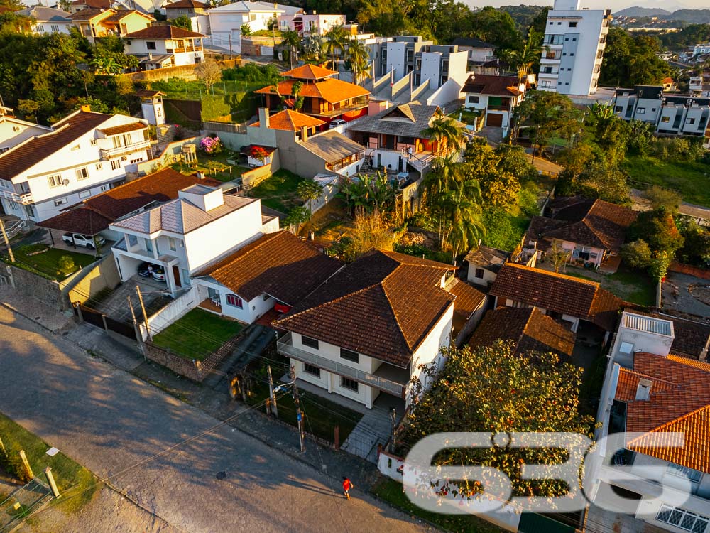 AMPLO IMÓVEL À VENDA NO BAIRRO ITAUM - OPORTUNIDADE DE INVESTIMENTO!
Apresentamos uma oportunidade única para quem busca um projeto de reforma ou demolição no bairro Itaum, Joinville. Com um terreno de 420m² e uma área construída de 204m², este imóvel oferece um mundo de possibilidades. A casa atual conta com 3 dormitórios, 2 suítes, 3 banheiros, 3 salas de estar, sala íntima, cozinha e área de festa com churrasqueira. Além disso, possui garagem coberta e descoberta para até 4 veículos.
DETALHES DO IMÓVEL:
Imagine transformar este espaço em sua casa dos sonhos! A área de festa com churrasqueira já sugere ótimos momentos com amigos e família. As 3 salas de estar e a sala íntima oferecem espaços para relaxamento e entretenimento, enquanto as 2 suítes garantem privacidade e conforto.
LOCALIZAÇÃO ESTRATÉGICA:
Localizado no bairro Itaum, este imóvel está próximo a escolas, hospitais e transporte público, oferecendo toda a infraestrutura necessária para uma vida confortável e prática.
ESCOLHA A 636 NEGÓCIOS IMOBILIÁRIOS:
Com mais de 30 anos de experiência, a 636 Negócios Imobiliários é a escolha certa para quem busca segurança e expertise em negociações imobiliárias. Entre em contato conosco para mais informações.
Telefone: (47) 3451-0636
WhatsApp: (47) 99190-0636