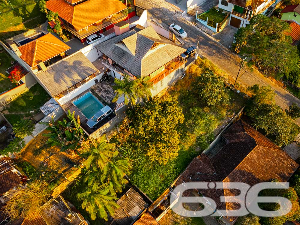 AMPLO IMÓVEL À VENDA NO BAIRRO ITAUM - OPORTUNIDADE DE INVESTIMENTO!
Apresentamos uma oportunidade única para quem busca um projeto de reforma ou demolição no bairro Itaum, Joinville. Com um terreno de 420m² e uma área construída de 204m², este imóvel oferece um mundo de possibilidades. A casa atual conta com 3 dormitórios, 2 suítes, 3 banheiros, 3 salas de estar, sala íntima, cozinha e área de festa com churrasqueira. Além disso, possui garagem coberta e descoberta para até 4 veículos.
DETALHES DO IMÓVEL:
Imagine transformar este espaço em sua casa dos sonhos! A área de festa com churrasqueira já sugere ótimos momentos com amigos e família. As 3 salas de estar e a sala íntima oferecem espaços para relaxamento e entretenimento, enquanto as 2 suítes garantem privacidade e conforto.
LOCALIZAÇÃO ESTRATÉGICA:
Localizado no bairro Itaum, este imóvel está próximo a escolas, hospitais e transporte público, oferecendo toda a infraestrutura necessária para uma vida confortável e prática.
ESCOLHA A 636 NEGÓCIOS IMOBILIÁRIOS:
Com mais de 30 anos de experiência, a 636 Negócios Imobiliários é a escolha certa para quem busca segurança e expertise em negociações imobiliárias. Entre em contato conosco para mais informações.
Telefone: (47) 3451-0636
WhatsApp: (47) 99190-0636