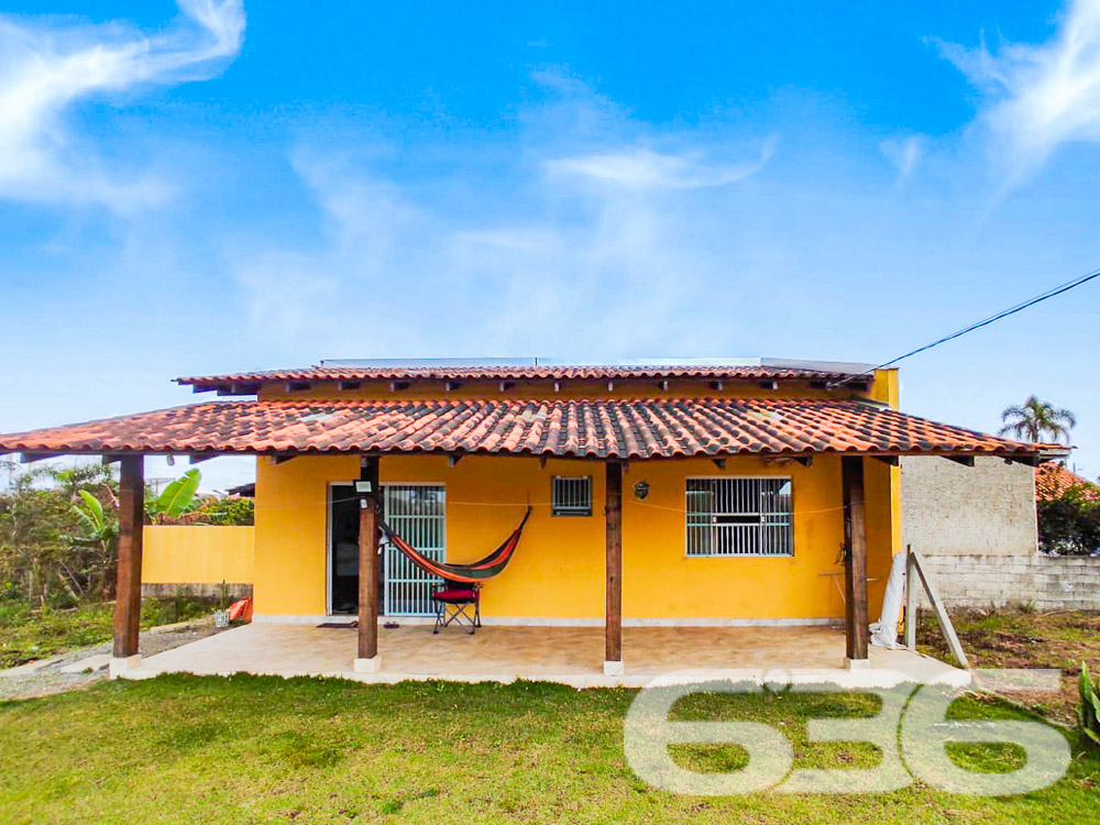 IMÓVEL DE PRAIA COM PISCINA NO ERVINO!
Imagine viver a menos de 800 metros da praia, em uma casa aconchegante com piscina e um terreno espaçoso de 490m². Localizada no bairro Ervino em São Francisco do Sul, esta propriedade oferece uma área construída de 60,30m², perfeita para quem busca conforto e lazer em um só lugar.
DETALHES QUE FAZEM A DIFERENÇA:
A casa é composta por um dormitório aconchegante e um banheiro funcional. A sala de estar e jantar são conjugadas com a cozinha, criando um ambiente integrado e acolhedor. Mas o verdadeiro destaque é a área externa: um terreno amplo com piscina e 5 vagas de garagem descobertas, ideal para receber amigos e família.
VIVA A EXPERIÊNCIA DO LITORAL CATARINENSE:
O bairro Ervino é conhecido por suas belas praias e ambiente tranquilo. A propriedade está localizada a menos de 800 metros da praia, permitindo que você desfrute do melhor do litoral catarinense sempre que desejar.
ESCOLHA A 636 NEGÓCIOS IMOBILIÁRIOS:
Com mais de 30 anos de experiência, a 636 Negócios Imobiliários é a escolha certa para quem busca excelência e confiabilidade. Entre em contato conosco para mais informações e realize o sonho da casa própria.
Telefone: (47) 3448-3636
WhatsApp: (47) 99190-0636