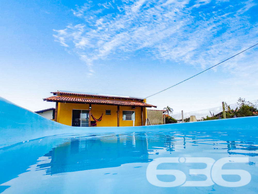 IMÓVEL DE PRAIA COM PISCINA NO ERVINO!
Imagine viver a menos de 800 metros da praia, em uma casa aconchegante com piscina e um terreno espaçoso de 490m². Localizada no bairro Ervino em São Francisco do Sul, esta propriedade oferece uma área construída de 60,30m², perfeita para quem busca conforto e lazer em um só lugar.
DETALHES QUE FAZEM A DIFERENÇA:
A casa é composta por um dormitório aconchegante e um banheiro funcional. A sala de estar e jantar são conjugadas com a cozinha, criando um ambiente integrado e acolhedor. Mas o verdadeiro destaque é a área externa: um terreno amplo com piscina e 5 vagas de garagem descobertas, ideal para receber amigos e família.
VIVA A EXPERIÊNCIA DO LITORAL CATARINENSE:
O bairro Ervino é conhecido por suas belas praias e ambiente tranquilo. A propriedade está localizada a menos de 800 metros da praia, permitindo que você desfrute do melhor do litoral catarinense sempre que desejar.
ESCOLHA A 636 NEGÓCIOS IMOBILIÁRIOS:
Com mais de 30 anos de experiência, a 636 Negócios Imobiliários é a escolha certa para quem busca excelência e confiabilidade. Entre em contato conosco para mais informações e realize o sonho da casa própria.
Telefone: (47) 3448-3636
WhatsApp: (47) 99190-0636