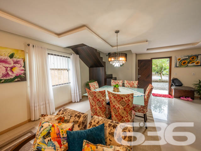 VENDE-SE SOBRADO COM 3 SUÍTES NO PARQUE GUARANI!
Apresentamos a você um belíssimo sobrado com 235m² de área construída no bairro Parque Guarani em Joinville. Este imóvel exclusivo oferece 2 suítes, 3 banheiros, 2 vagas de garagem cobertas e 2 descobertas, tudo isso em um terreno de 360m². A propriedade é um verdadeiro refúgio de conforto e elegância, com acabamentos em madeiras nobres como itaúba e angelim.
DETALHES QUE FAZEM A DIFERENÇA:
O imóvel conta com uma sala de estar e jantar integradas, perfeitas para receber amigos e familiares. A cozinha conjugada com a copa oferece um ambiente prático e funcional. A suíte principal vem com um closet espaçoso, e o último piso, atualmente utilizado como sala de costura, tem um forro de angelim que adiciona um toque de sofisticação.
UM OÁSIS NO PARQUE GUARANI:
Localizado no bairro Parque Guarani, o imóvel está próximo a transporte público, escolas e outras comodidades. O jardim bem cuidado e a churrasqueira tornam este sobrado o lugar ideal para desfrutar de momentos ao ar livre.
A EXCELÊNCIA DA 636 NEGÓCIOS IMOBILIÁRIOS:
Com mais de 30 anos de experiência, a 636 Negócios Imobiliários é a escolha certa para quem busca qualidade e segurança em transações imobiliárias. Entre em contato conosco e descubra o valor de contar com nossa expertise.
Telefone: (47) 3451-0636
WhatsApp: (47) 99190-0636