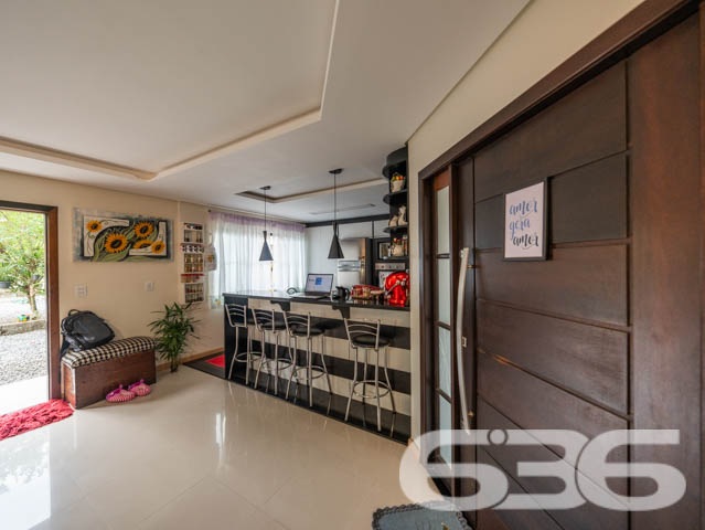 VENDE-SE SOBRADO COM 3 SUÍTES NO PARQUE GUARANI!
Apresentamos a você um belíssimo sobrado com 235m² de área construída no bairro Parque Guarani em Joinville. Este imóvel exclusivo oferece 2 suítes, 3 banheiros, 2 vagas de garagem cobertas e 2 descobertas, tudo isso em um terreno de 360m². A propriedade é um verdadeiro refúgio de conforto e elegância, com acabamentos em madeiras nobres como itaúba e angelim.
DETALHES QUE FAZEM A DIFERENÇA:
O imóvel conta com uma sala de estar e jantar integradas, perfeitas para receber amigos e familiares. A cozinha conjugada com a copa oferece um ambiente prático e funcional. A suíte principal vem com um closet espaçoso, e o último piso, atualmente utilizado como sala de costura, tem um forro de angelim que adiciona um toque de sofisticação.
UM OÁSIS NO PARQUE GUARANI:
Localizado no bairro Parque Guarani, o imóvel está próximo a transporte público, escolas e outras comodidades. O jardim bem cuidado e a churrasqueira tornam este sobrado o lugar ideal para desfrutar de momentos ao ar livre.
A EXCELÊNCIA DA 636 NEGÓCIOS IMOBILIÁRIOS:
Com mais de 30 anos de experiência, a 636 Negócios Imobiliários é a escolha certa para quem busca qualidade e segurança em transações imobiliárias. Entre em contato conosco e descubra o valor de contar com nossa expertise.
Telefone: (47) 3451-0636
WhatsApp: (47) 99190-0636