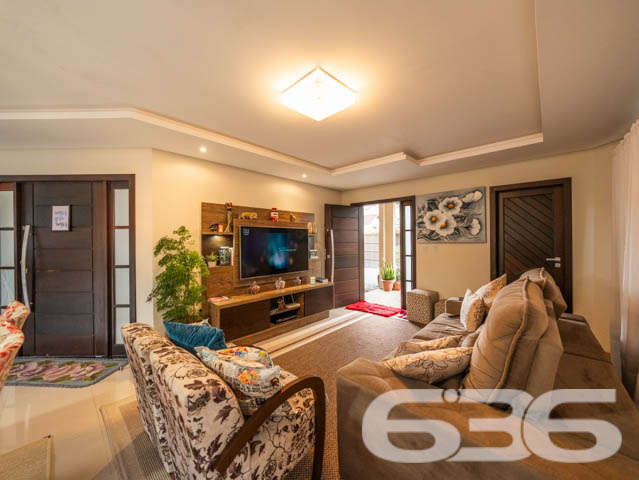 VENDE-SE SOBRADO COM 3 SUÍTES NO PARQUE GUARANI!
Apresentamos a você um belíssimo sobrado com 235m² de área construída no bairro Parque Guarani em Joinville. Este imóvel exclusivo oferece 2 suítes, 3 banheiros, 2 vagas de garagem cobertas e 2 descobertas, tudo isso em um terreno de 360m². A propriedade é um verdadeiro refúgio de conforto e elegância, com acabamentos em madeiras nobres como itaúba e angelim.
DETALHES QUE FAZEM A DIFERENÇA:
O imóvel conta com uma sala de estar e jantar integradas, perfeitas para receber amigos e familiares. A cozinha conjugada com a copa oferece um ambiente prático e funcional. A suíte principal vem com um closet espaçoso, e o último piso, atualmente utilizado como sala de costura, tem um forro de angelim que adiciona um toque de sofisticação.
UM OÁSIS NO PARQUE GUARANI:
Localizado no bairro Parque Guarani, o imóvel está próximo a transporte público, escolas e outras comodidades. O jardim bem cuidado e a churrasqueira tornam este sobrado o lugar ideal para desfrutar de momentos ao ar livre.
A EXCELÊNCIA DA 636 NEGÓCIOS IMOBILIÁRIOS:
Com mais de 30 anos de experiência, a 636 Negócios Imobiliários é a escolha certa para quem busca qualidade e segurança em transações imobiliárias. Entre em contato conosco e descubra o valor de contar com nossa expertise.
Telefone: (47) 3451-0636
WhatsApp: (47) 99190-0636