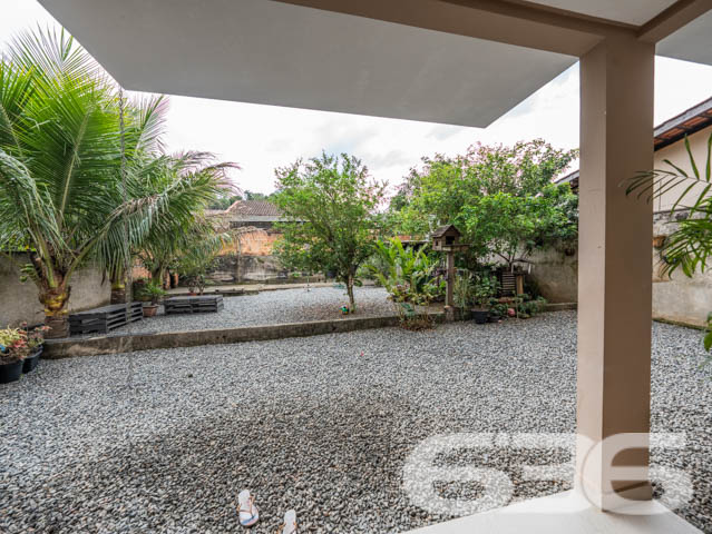 VENDE-SE SOBRADO COM 3 SUÍTES NO PARQUE GUARANI!
Apresentamos a você um belíssimo sobrado com 235m² de área construída no bairro Parque Guarani em Joinville. Este imóvel exclusivo oferece 2 suítes, 3 banheiros, 2 vagas de garagem cobertas e 2 descobertas, tudo isso em um terreno de 360m². A propriedade é um verdadeiro refúgio de conforto e elegância, com acabamentos em madeiras nobres como itaúba e angelim.
DETALHES QUE FAZEM A DIFERENÇA:
O imóvel conta com uma sala de estar e jantar integradas, perfeitas para receber amigos e familiares. A cozinha conjugada com a copa oferece um ambiente prático e funcional. A suíte principal vem com um closet espaçoso, e o último piso, atualmente utilizado como sala de costura, tem um forro de angelim que adiciona um toque de sofisticação.
UM OÁSIS NO PARQUE GUARANI:
Localizado no bairro Parque Guarani, o imóvel está próximo a transporte público, escolas e outras comodidades. O jardim bem cuidado e a churrasqueira tornam este sobrado o lugar ideal para desfrutar de momentos ao ar livre.
A EXCELÊNCIA DA 636 NEGÓCIOS IMOBILIÁRIOS:
Com mais de 30 anos de experiência, a 636 Negócios Imobiliários é a escolha certa para quem busca qualidade e segurança em transações imobiliárias. Entre em contato conosco e descubra o valor de contar com nossa expertise.
Telefone: (47) 3451-0636
WhatsApp: (47) 99190-0636