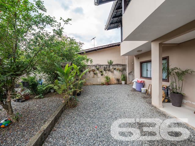 VENDE-SE SOBRADO COM 3 SUÍTES NO PARQUE GUARANI!
Apresentamos a você um belíssimo sobrado com 235m² de área construída no bairro Parque Guarani em Joinville. Este imóvel exclusivo oferece 2 suítes, 3 banheiros, 2 vagas de garagem cobertas e 2 descobertas, tudo isso em um terreno de 360m². A propriedade é um verdadeiro refúgio de conforto e elegância, com acabamentos em madeiras nobres como itaúba e angelim.
DETALHES QUE FAZEM A DIFERENÇA:
O imóvel conta com uma sala de estar e jantar integradas, perfeitas para receber amigos e familiares. A cozinha conjugada com a copa oferece um ambiente prático e funcional. A suíte principal vem com um closet espaçoso, e o último piso, atualmente utilizado como sala de costura, tem um forro de angelim que adiciona um toque de sofisticação.
UM OÁSIS NO PARQUE GUARANI:
Localizado no bairro Parque Guarani, o imóvel está próximo a transporte público, escolas e outras comodidades. O jardim bem cuidado e a churrasqueira tornam este sobrado o lugar ideal para desfrutar de momentos ao ar livre.
A EXCELÊNCIA DA 636 NEGÓCIOS IMOBILIÁRIOS:
Com mais de 30 anos de experiência, a 636 Negócios Imobiliários é a escolha certa para quem busca qualidade e segurança em transações imobiliárias. Entre em contato conosco e descubra o valor de contar com nossa expertise.
Telefone: (47) 3451-0636
WhatsApp: (47) 99190-0636