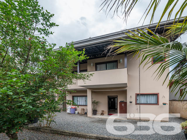 VENDE-SE SOBRADO COM 3 SUÍTES NO PARQUE GUARANI!
Apresentamos a você um belíssimo sobrado com 235m² de área construída no bairro Parque Guarani em Joinville. Este imóvel exclusivo oferece 2 suítes, 3 banheiros, 2 vagas de garagem cobertas e 2 descobertas, tudo isso em um terreno de 360m². A propriedade é um verdadeiro refúgio de conforto e elegância, com acabamentos em madeiras nobres como itaúba e angelim.
DETALHES QUE FAZEM A DIFERENÇA:
O imóvel conta com uma sala de estar e jantar integradas, perfeitas para receber amigos e familiares. A cozinha conjugada com a copa oferece um ambiente prático e funcional. A suíte principal vem com um closet espaçoso, e o último piso, atualmente utilizado como sala de costura, tem um forro de angelim que adiciona um toque de sofisticação.
UM OÁSIS NO PARQUE GUARANI:
Localizado no bairro Parque Guarani, o imóvel está próximo a transporte público, escolas e outras comodidades. O jardim bem cuidado e a churrasqueira tornam este sobrado o lugar ideal para desfrutar de momentos ao ar livre.
A EXCELÊNCIA DA 636 NEGÓCIOS IMOBILIÁRIOS:
Com mais de 30 anos de experiência, a 636 Negócios Imobiliários é a escolha certa para quem busca qualidade e segurança em transações imobiliárias. Entre em contato conosco e descubra o valor de contar com nossa expertise.
Telefone: (47) 3451-0636
WhatsApp: (47) 99190-0636
