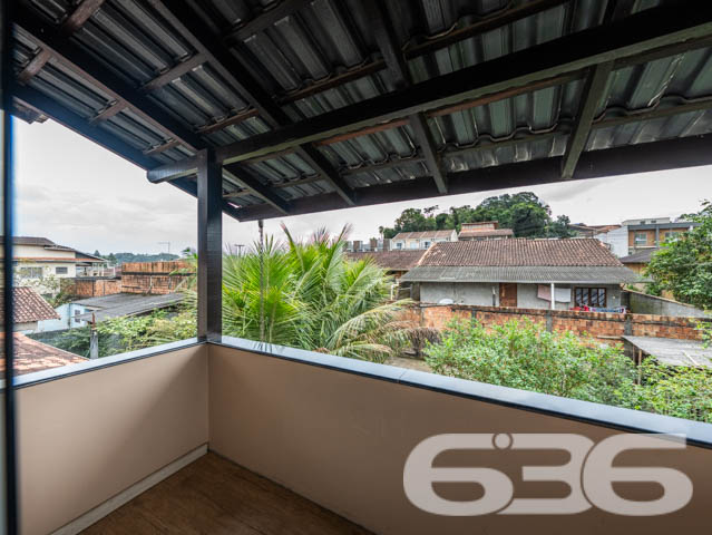 VENDE-SE SOBRADO COM 3 SUÍTES NO PARQUE GUARANI!
Apresentamos a você um belíssimo sobrado com 235m² de área construída no bairro Parque Guarani em Joinville. Este imóvel exclusivo oferece 2 suítes, 3 banheiros, 2 vagas de garagem cobertas e 2 descobertas, tudo isso em um terreno de 360m². A propriedade é um verdadeiro refúgio de conforto e elegância, com acabamentos em madeiras nobres como itaúba e angelim.
DETALHES QUE FAZEM A DIFERENÇA:
O imóvel conta com uma sala de estar e jantar integradas, perfeitas para receber amigos e familiares. A cozinha conjugada com a copa oferece um ambiente prático e funcional. A suíte principal vem com um closet espaçoso, e o último piso, atualmente utilizado como sala de costura, tem um forro de angelim que adiciona um toque de sofisticação.
UM OÁSIS NO PARQUE GUARANI:
Localizado no bairro Parque Guarani, o imóvel está próximo a transporte público, escolas e outras comodidades. O jardim bem cuidado e a churrasqueira tornam este sobrado o lugar ideal para desfrutar de momentos ao ar livre.
A EXCELÊNCIA DA 636 NEGÓCIOS IMOBILIÁRIOS:
Com mais de 30 anos de experiência, a 636 Negócios Imobiliários é a escolha certa para quem busca qualidade e segurança em transações imobiliárias. Entre em contato conosco e descubra o valor de contar com nossa expertise.
Telefone: (47) 3451-0636
WhatsApp: (47) 99190-0636