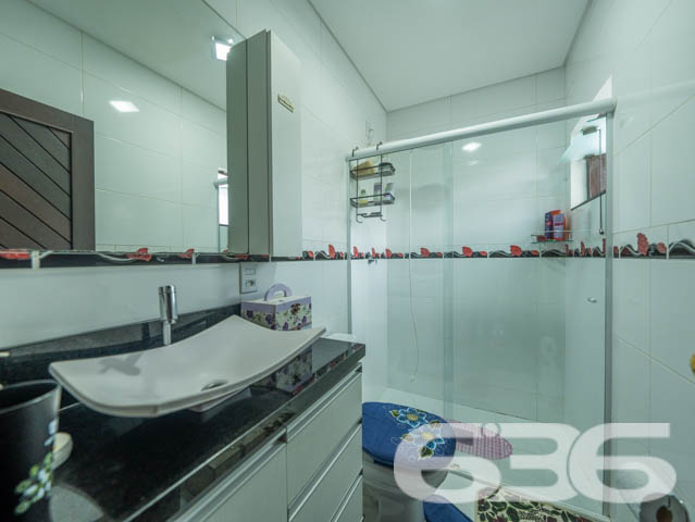 VENDE-SE SOBRADO COM 3 SUÍTES NO PARQUE GUARANI!
Apresentamos a você um belíssimo sobrado com 235m² de área construída no bairro Parque Guarani em Joinville. Este imóvel exclusivo oferece 2 suítes, 3 banheiros, 2 vagas de garagem cobertas e 2 descobertas, tudo isso em um terreno de 360m². A propriedade é um verdadeiro refúgio de conforto e elegância, com acabamentos em madeiras nobres como itaúba e angelim.
DETALHES QUE FAZEM A DIFERENÇA:
O imóvel conta com uma sala de estar e jantar integradas, perfeitas para receber amigos e familiares. A cozinha conjugada com a copa oferece um ambiente prático e funcional. A suíte principal vem com um closet espaçoso, e o último piso, atualmente utilizado como sala de costura, tem um forro de angelim que adiciona um toque de sofisticação.
UM OÁSIS NO PARQUE GUARANI:
Localizado no bairro Parque Guarani, o imóvel está próximo a transporte público, escolas e outras comodidades. O jardim bem cuidado e a churrasqueira tornam este sobrado o lugar ideal para desfrutar de momentos ao ar livre.
A EXCELÊNCIA DA 636 NEGÓCIOS IMOBILIÁRIOS:
Com mais de 30 anos de experiência, a 636 Negócios Imobiliários é a escolha certa para quem busca qualidade e segurança em transações imobiliárias. Entre em contato conosco e descubra o valor de contar com nossa expertise.
Telefone: (47) 3451-0636
WhatsApp: (47) 99190-0636