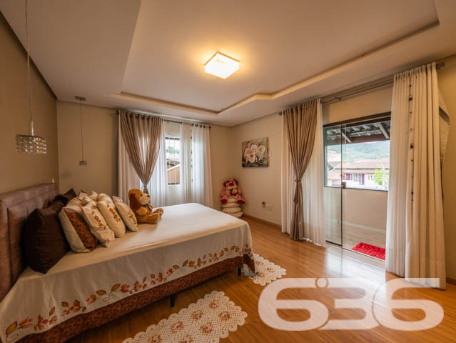 VENDE-SE SOBRADO COM 3 SUÍTES NO PARQUE GUARANI!
Apresentamos a você um belíssimo sobrado com 235m² de área construída no bairro Parque Guarani em Joinville. Este imóvel exclusivo oferece 2 suítes, 3 banheiros, 2 vagas de garagem cobertas e 2 descobertas, tudo isso em um terreno de 360m². A propriedade é um verdadeiro refúgio de conforto e elegância, com acabamentos em madeiras nobres como itaúba e angelim.
DETALHES QUE FAZEM A DIFERENÇA:
O imóvel conta com uma sala de estar e jantar integradas, perfeitas para receber amigos e familiares. A cozinha conjugada com a copa oferece um ambiente prático e funcional. A suíte principal vem com um closet espaçoso, e o último piso, atualmente utilizado como sala de costura, tem um forro de angelim que adiciona um toque de sofisticação.
UM OÁSIS NO PARQUE GUARANI:
Localizado no bairro Parque Guarani, o imóvel está próximo a transporte público, escolas e outras comodidades. O jardim bem cuidado e a churrasqueira tornam este sobrado o lugar ideal para desfrutar de momentos ao ar livre.
A EXCELÊNCIA DA 636 NEGÓCIOS IMOBILIÁRIOS:
Com mais de 30 anos de experiência, a 636 Negócios Imobiliários é a escolha certa para quem busca qualidade e segurança em transações imobiliárias. Entre em contato conosco e descubra o valor de contar com nossa expertise.
Telefone: (47) 3451-0636
WhatsApp: (47) 99190-0636
