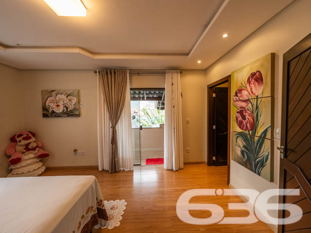 VENDE-SE SOBRADO COM 3 SUÍTES NO PARQUE GUARANI!
Apresentamos a você um belíssimo sobrado com 235m² de área construída no bairro Parque Guarani em Joinville. Este imóvel exclusivo oferece 2 suítes, 3 banheiros, 2 vagas de garagem cobertas e 2 descobertas, tudo isso em um terreno de 360m². A propriedade é um verdadeiro refúgio de conforto e elegância, com acabamentos em madeiras nobres como itaúba e angelim.
DETALHES QUE FAZEM A DIFERENÇA:
O imóvel conta com uma sala de estar e jantar integradas, perfeitas para receber amigos e familiares. A cozinha conjugada com a copa oferece um ambiente prático e funcional. A suíte principal vem com um closet espaçoso, e o último piso, atualmente utilizado como sala de costura, tem um forro de angelim que adiciona um toque de sofisticação.
UM OÁSIS NO PARQUE GUARANI:
Localizado no bairro Parque Guarani, o imóvel está próximo a transporte público, escolas e outras comodidades. O jardim bem cuidado e a churrasqueira tornam este sobrado o lugar ideal para desfrutar de momentos ao ar livre.
A EXCELÊNCIA DA 636 NEGÓCIOS IMOBILIÁRIOS:
Com mais de 30 anos de experiência, a 636 Negócios Imobiliários é a escolha certa para quem busca qualidade e segurança em transações imobiliárias. Entre em contato conosco e descubra o valor de contar com nossa expertise.
Telefone: (47) 3451-0636
WhatsApp: (47) 99190-0636