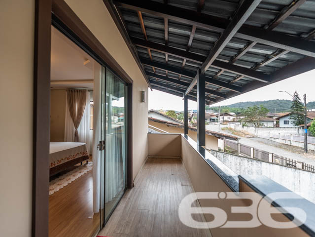 VENDE-SE SOBRADO COM 3 SUÍTES NO PARQUE GUARANI!
Apresentamos a você um belíssimo sobrado com 235m² de área construída no bairro Parque Guarani em Joinville. Este imóvel exclusivo oferece 2 suítes, 3 banheiros, 2 vagas de garagem cobertas e 2 descobertas, tudo isso em um terreno de 360m². A propriedade é um verdadeiro refúgio de conforto e elegância, com acabamentos em madeiras nobres como itaúba e angelim.
DETALHES QUE FAZEM A DIFERENÇA:
O imóvel conta com uma sala de estar e jantar integradas, perfeitas para receber amigos e familiares. A cozinha conjugada com a copa oferece um ambiente prático e funcional. A suíte principal vem com um closet espaçoso, e o último piso, atualmente utilizado como sala de costura, tem um forro de angelim que adiciona um toque de sofisticação.
UM OÁSIS NO PARQUE GUARANI:
Localizado no bairro Parque Guarani, o imóvel está próximo a transporte público, escolas e outras comodidades. O jardim bem cuidado e a churrasqueira tornam este sobrado o lugar ideal para desfrutar de momentos ao ar livre.
A EXCELÊNCIA DA 636 NEGÓCIOS IMOBILIÁRIOS:
Com mais de 30 anos de experiência, a 636 Negócios Imobiliários é a escolha certa para quem busca qualidade e segurança em transações imobiliárias. Entre em contato conosco e descubra o valor de contar com nossa expertise.
Telefone: (47) 3451-0636
WhatsApp: (47) 99190-0636