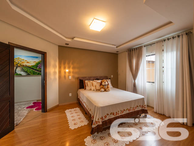 VENDE-SE SOBRADO COM 3 SUÍTES NO PARQUE GUARANI!
Apresentamos a você um belíssimo sobrado com 235m² de área construída no bairro Parque Guarani em Joinville. Este imóvel exclusivo oferece 2 suítes, 3 banheiros, 2 vagas de garagem cobertas e 2 descobertas, tudo isso em um terreno de 360m². A propriedade é um verdadeiro refúgio de conforto e elegância, com acabamentos em madeiras nobres como itaúba e angelim.
DETALHES QUE FAZEM A DIFERENÇA:
O imóvel conta com uma sala de estar e jantar integradas, perfeitas para receber amigos e familiares. A cozinha conjugada com a copa oferece um ambiente prático e funcional. A suíte principal vem com um closet espaçoso, e o último piso, atualmente utilizado como sala de costura, tem um forro de angelim que adiciona um toque de sofisticação.
UM OÁSIS NO PARQUE GUARANI:
Localizado no bairro Parque Guarani, o imóvel está próximo a transporte público, escolas e outras comodidades. O jardim bem cuidado e a churrasqueira tornam este sobrado o lugar ideal para desfrutar de momentos ao ar livre.
A EXCELÊNCIA DA 636 NEGÓCIOS IMOBILIÁRIOS:
Com mais de 30 anos de experiência, a 636 Negócios Imobiliários é a escolha certa para quem busca qualidade e segurança em transações imobiliárias. Entre em contato conosco e descubra o valor de contar com nossa expertise.
Telefone: (47) 3451-0636
WhatsApp: (47) 99190-0636