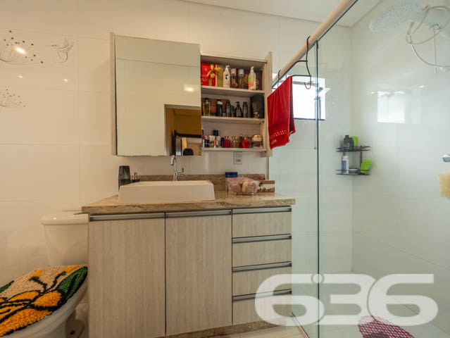 VENDE-SE SOBRADO COM 3 SUÍTES NO PARQUE GUARANI!
Apresentamos a você um belíssimo sobrado com 235m² de área construída no bairro Parque Guarani em Joinville. Este imóvel exclusivo oferece 2 suítes, 3 banheiros, 2 vagas de garagem cobertas e 2 descobertas, tudo isso em um terreno de 360m². A propriedade é um verdadeiro refúgio de conforto e elegância, com acabamentos em madeiras nobres como itaúba e angelim.
DETALHES QUE FAZEM A DIFERENÇA:
O imóvel conta com uma sala de estar e jantar integradas, perfeitas para receber amigos e familiares. A cozinha conjugada com a copa oferece um ambiente prático e funcional. A suíte principal vem com um closet espaçoso, e o último piso, atualmente utilizado como sala de costura, tem um forro de angelim que adiciona um toque de sofisticação.
UM OÁSIS NO PARQUE GUARANI:
Localizado no bairro Parque Guarani, o imóvel está próximo a transporte público, escolas e outras comodidades. O jardim bem cuidado e a churrasqueira tornam este sobrado o lugar ideal para desfrutar de momentos ao ar livre.
A EXCELÊNCIA DA 636 NEGÓCIOS IMOBILIÁRIOS:
Com mais de 30 anos de experiência, a 636 Negócios Imobiliários é a escolha certa para quem busca qualidade e segurança em transações imobiliárias. Entre em contato conosco e descubra o valor de contar com nossa expertise.
Telefone: (47) 3451-0636
WhatsApp: (47) 99190-0636