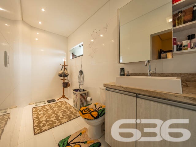VENDE-SE SOBRADO COM 3 SUÍTES NO PARQUE GUARANI!
Apresentamos a você um belíssimo sobrado com 235m² de área construída no bairro Parque Guarani em Joinville. Este imóvel exclusivo oferece 2 suítes, 3 banheiros, 2 vagas de garagem cobertas e 2 descobertas, tudo isso em um terreno de 360m². A propriedade é um verdadeiro refúgio de conforto e elegância, com acabamentos em madeiras nobres como itaúba e angelim.
DETALHES QUE FAZEM A DIFERENÇA:
O imóvel conta com uma sala de estar e jantar integradas, perfeitas para receber amigos e familiares. A cozinha conjugada com a copa oferece um ambiente prático e funcional. A suíte principal vem com um closet espaçoso, e o último piso, atualmente utilizado como sala de costura, tem um forro de angelim que adiciona um toque de sofisticação.
UM OÁSIS NO PARQUE GUARANI:
Localizado no bairro Parque Guarani, o imóvel está próximo a transporte público, escolas e outras comodidades. O jardim bem cuidado e a churrasqueira tornam este sobrado o lugar ideal para desfrutar de momentos ao ar livre.
A EXCELÊNCIA DA 636 NEGÓCIOS IMOBILIÁRIOS:
Com mais de 30 anos de experiência, a 636 Negócios Imobiliários é a escolha certa para quem busca qualidade e segurança em transações imobiliárias. Entre em contato conosco e descubra o valor de contar com nossa expertise.
Telefone: (47) 3451-0636
WhatsApp: (47) 99190-0636