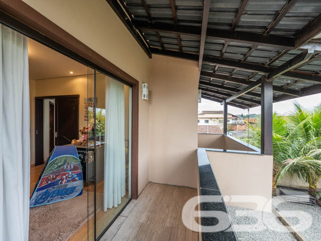 VENDE-SE SOBRADO COM 3 SUÍTES NO PARQUE GUARANI!
Apresentamos a você um belíssimo sobrado com 235m² de área construída no bairro Parque Guarani em Joinville. Este imóvel exclusivo oferece 2 suítes, 3 banheiros, 2 vagas de garagem cobertas e 2 descobertas, tudo isso em um terreno de 360m². A propriedade é um verdadeiro refúgio de conforto e elegância, com acabamentos em madeiras nobres como itaúba e angelim.
DETALHES QUE FAZEM A DIFERENÇA:
O imóvel conta com uma sala de estar e jantar integradas, perfeitas para receber amigos e familiares. A cozinha conjugada com a copa oferece um ambiente prático e funcional. A suíte principal vem com um closet espaçoso, e o último piso, atualmente utilizado como sala de costura, tem um forro de angelim que adiciona um toque de sofisticação.
UM OÁSIS NO PARQUE GUARANI:
Localizado no bairro Parque Guarani, o imóvel está próximo a transporte público, escolas e outras comodidades. O jardim bem cuidado e a churrasqueira tornam este sobrado o lugar ideal para desfrutar de momentos ao ar livre.
A EXCELÊNCIA DA 636 NEGÓCIOS IMOBILIÁRIOS:
Com mais de 30 anos de experiência, a 636 Negócios Imobiliários é a escolha certa para quem busca qualidade e segurança em transações imobiliárias. Entre em contato conosco e descubra o valor de contar com nossa expertise.
Telefone: (47) 3451-0636
WhatsApp: (47) 99190-0636