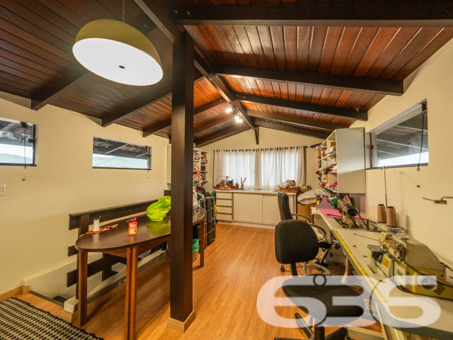 VENDE-SE SOBRADO COM 3 SUÍTES NO PARQUE GUARANI!
Apresentamos a você um belíssimo sobrado com 235m² de área construída no bairro Parque Guarani em Joinville. Este imóvel exclusivo oferece 2 suítes, 3 banheiros, 2 vagas de garagem cobertas e 2 descobertas, tudo isso em um terreno de 360m². A propriedade é um verdadeiro refúgio de conforto e elegância, com acabamentos em madeiras nobres como itaúba e angelim.
DETALHES QUE FAZEM A DIFERENÇA:
O imóvel conta com uma sala de estar e jantar integradas, perfeitas para receber amigos e familiares. A cozinha conjugada com a copa oferece um ambiente prático e funcional. A suíte principal vem com um closet espaçoso, e o último piso, atualmente utilizado como sala de costura, tem um forro de angelim que adiciona um toque de sofisticação.
UM OÁSIS NO PARQUE GUARANI:
Localizado no bairro Parque Guarani, o imóvel está próximo a transporte público, escolas e outras comodidades. O jardim bem cuidado e a churrasqueira tornam este sobrado o lugar ideal para desfrutar de momentos ao ar livre.
A EXCELÊNCIA DA 636 NEGÓCIOS IMOBILIÁRIOS:
Com mais de 30 anos de experiência, a 636 Negócios Imobiliários é a escolha certa para quem busca qualidade e segurança em transações imobiliárias. Entre em contato conosco e descubra o valor de contar com nossa expertise.
Telefone: (47) 3451-0636
WhatsApp: (47) 99190-0636