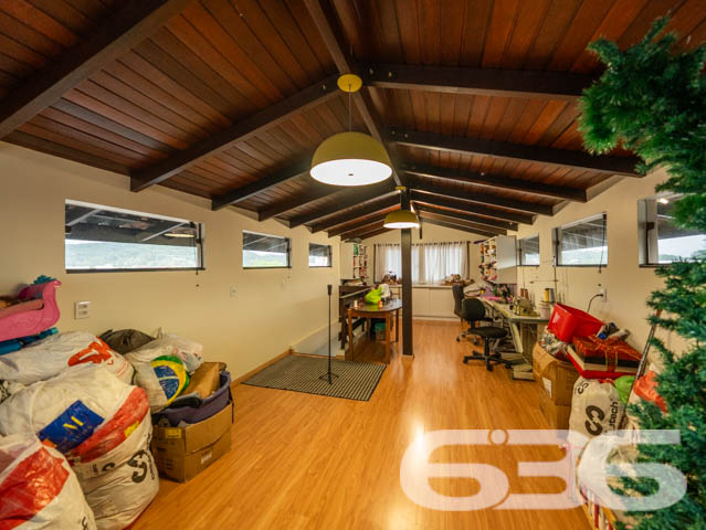 VENDE-SE SOBRADO COM 3 SUÍTES NO PARQUE GUARANI!
Apresentamos a você um belíssimo sobrado com 235m² de área construída no bairro Parque Guarani em Joinville. Este imóvel exclusivo oferece 2 suítes, 3 banheiros, 2 vagas de garagem cobertas e 2 descobertas, tudo isso em um terreno de 360m². A propriedade é um verdadeiro refúgio de conforto e elegância, com acabamentos em madeiras nobres como itaúba e angelim.
DETALHES QUE FAZEM A DIFERENÇA:
O imóvel conta com uma sala de estar e jantar integradas, perfeitas para receber amigos e familiares. A cozinha conjugada com a copa oferece um ambiente prático e funcional. A suíte principal vem com um closet espaçoso, e o último piso, atualmente utilizado como sala de costura, tem um forro de angelim que adiciona um toque de sofisticação.
UM OÁSIS NO PARQUE GUARANI:
Localizado no bairro Parque Guarani, o imóvel está próximo a transporte público, escolas e outras comodidades. O jardim bem cuidado e a churrasqueira tornam este sobrado o lugar ideal para desfrutar de momentos ao ar livre.
A EXCELÊNCIA DA 636 NEGÓCIOS IMOBILIÁRIOS:
Com mais de 30 anos de experiência, a 636 Negócios Imobiliários é a escolha certa para quem busca qualidade e segurança em transações imobiliárias. Entre em contato conosco e descubra o valor de contar com nossa expertise.
Telefone: (47) 3451-0636
WhatsApp: (47) 99190-0636