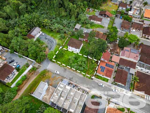 VENDE-SE TERRENO PRONTO PARA INVESTIR NO IRIRIÚ – OPORTUNIDADE ÚNICA!

Aproveite esta chance de investir em um terreno plano de 441,44m², localizado no bairro Iririú, perfeito para projetos de geminados ou construção personalizada.

Potencial Ilimitado:
Este terreno oferece um espaço amplo e versátil, ideal para quem busca construir ou investir em uma propriedade com alto potencial de valorização. A topografia plana é um convite para dar vida ao seu projeto arquitetônico.

Localização Estratégica:
Situado no bairro Iririú, conhecido por sua tranquilidade e infraestrutura completa, o terreno está próximo a escolas, supermercados e serviços essenciais, além de fácil acesso às principais vias da cidade.

636 Negócios Imobiliários: Parceiro de Confiança:
Com mais de três décadas de experiência, a 636 Negócios Imobiliários é especialista em identificar oportunidades de investimento imobiliário. Para mais informações, ligue para (47) 3451-0636 ou mande uma mensagem via WhatsApp para (47) 99190-0636.
