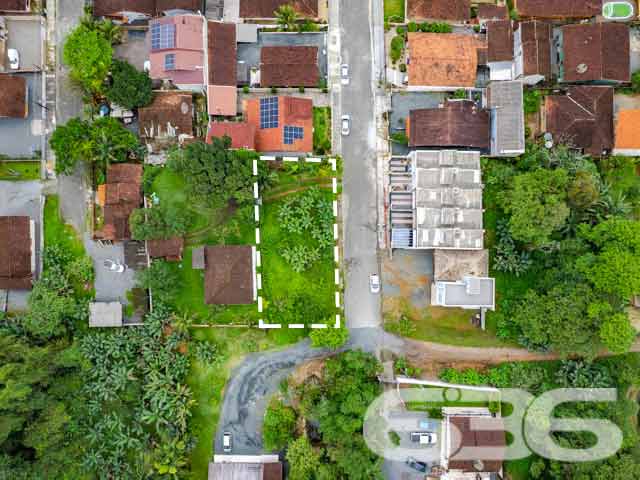 VENDE-SE TERRENO PRONTO PARA INVESTIR NO IRIRIÚ – OPORTUNIDADE ÚNICA!

Aproveite esta chance de investir em um terreno plano de 441,44m², localizado no bairro Iririú, perfeito para projetos de geminados ou construção personalizada.

Potencial Ilimitado:
Este terreno oferece um espaço amplo e versátil, ideal para quem busca construir ou investir em uma propriedade com alto potencial de valorização. A topografia plana é um convite para dar vida ao seu projeto arquitetônico.

Localização Estratégica:
Situado no bairro Iririú, conhecido por sua tranquilidade e infraestrutura completa, o terreno está próximo a escolas, supermercados e serviços essenciais, além de fácil acesso às principais vias da cidade.

636 Negócios Imobiliários: Parceiro de Confiança:
Com mais de três décadas de experiência, a 636 Negócios Imobiliários é especialista em identificar oportunidades de investimento imobiliário. Para mais informações, ligue para (47) 3451-0636 ou mande uma mensagem via WhatsApp para (47) 99190-0636.