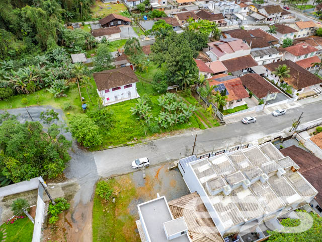 VENDE-SE TERRENO PRONTO PARA INVESTIR NO IRIRIÚ – OPORTUNIDADE ÚNICA!

Aproveite esta chance de investir em um terreno plano de 441,44m², localizado no bairro Iririú, perfeito para projetos de geminados ou construção personalizada.

Potencial Ilimitado:
Este terreno oferece um espaço amplo e versátil, ideal para quem busca construir ou investir em uma propriedade com alto potencial de valorização. A topografia plana é um convite para dar vida ao seu projeto arquitetônico.

Localização Estratégica:
Situado no bairro Iririú, conhecido por sua tranquilidade e infraestrutura completa, o terreno está próximo a escolas, supermercados e serviços essenciais, além de fácil acesso às principais vias da cidade.

636 Negócios Imobiliários: Parceiro de Confiança:
Com mais de três décadas de experiência, a 636 Negócios Imobiliários é especialista em identificar oportunidades de investimento imobiliário. Para mais informações, ligue para (47) 3451-0636 ou mande uma mensagem via WhatsApp para (47) 99190-0636.