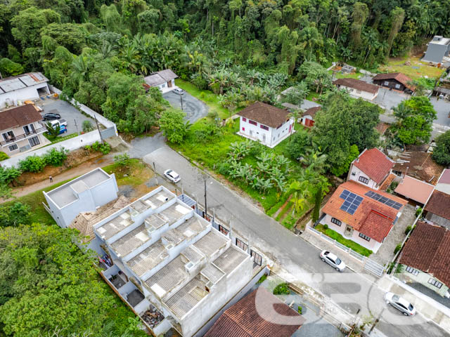 VENDE-SE TERRENO PRONTO PARA INVESTIR NO IRIRIÚ – OPORTUNIDADE ÚNICA!

Aproveite esta chance de investir em um terreno plano de 441,44m², localizado no bairro Iririú, perfeito para projetos de geminados ou construção personalizada.

Potencial Ilimitado:
Este terreno oferece um espaço amplo e versátil, ideal para quem busca construir ou investir em uma propriedade com alto potencial de valorização. A topografia plana é um convite para dar vida ao seu projeto arquitetônico.

Localização Estratégica:
Situado no bairro Iririú, conhecido por sua tranquilidade e infraestrutura completa, o terreno está próximo a escolas, supermercados e serviços essenciais, além de fácil acesso às principais vias da cidade.

636 Negócios Imobiliários: Parceiro de Confiança:
Com mais de três décadas de experiência, a 636 Negócios Imobiliários é especialista em identificar oportunidades de investimento imobiliário. Para mais informações, ligue para (47) 3451-0636 ou mande uma mensagem via WhatsApp para (47) 99190-0636.