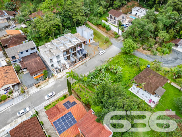 VENDE-SE TERRENO PRONTO PARA INVESTIR NO IRIRIÚ – OPORTUNIDADE ÚNICA!

Aproveite esta chance de investir em um terreno plano de 441,44m², localizado no bairro Iririú, perfeito para projetos de geminados ou construção personalizada.

Potencial Ilimitado:
Este terreno oferece um espaço amplo e versátil, ideal para quem busca construir ou investir em uma propriedade com alto potencial de valorização. A topografia plana é um convite para dar vida ao seu projeto arquitetônico.

Localização Estratégica:
Situado no bairro Iririú, conhecido por sua tranquilidade e infraestrutura completa, o terreno está próximo a escolas, supermercados e serviços essenciais, além de fácil acesso às principais vias da cidade.

636 Negócios Imobiliários: Parceiro de Confiança:
Com mais de três décadas de experiência, a 636 Negócios Imobiliários é especialista em identificar oportunidades de investimento imobiliário. Para mais informações, ligue para (47) 3451-0636 ou mande uma mensagem via WhatsApp para (47) 99190-0636.
