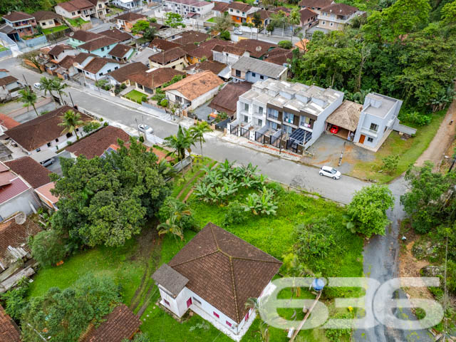 VENDE-SE TERRENO PRONTO PARA INVESTIR NO IRIRIÚ – OPORTUNIDADE ÚNICA!

Aproveite esta chance de investir em um terreno plano de 441,44m², localizado no bairro Iririú, perfeito para projetos de geminados ou construção personalizada.

Potencial Ilimitado:
Este terreno oferece um espaço amplo e versátil, ideal para quem busca construir ou investir em uma propriedade com alto potencial de valorização. A topografia plana é um convite para dar vida ao seu projeto arquitetônico.

Localização Estratégica:
Situado no bairro Iririú, conhecido por sua tranquilidade e infraestrutura completa, o terreno está próximo a escolas, supermercados e serviços essenciais, além de fácil acesso às principais vias da cidade.

636 Negócios Imobiliários: Parceiro de Confiança:
Com mais de três décadas de experiência, a 636 Negócios Imobiliários é especialista em identificar oportunidades de investimento imobiliário. Para mais informações, ligue para (47) 3451-0636 ou mande uma mensagem via WhatsApp para (47) 99190-0636.