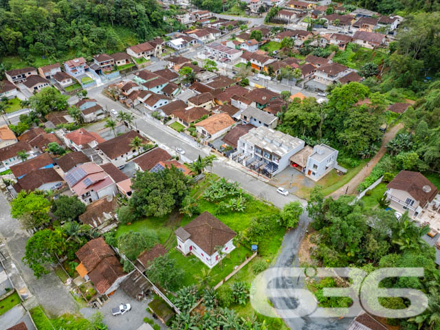 VENDE-SE TERRENO PRONTO PARA INVESTIR NO IRIRIÚ – OPORTUNIDADE ÚNICA!

Aproveite esta chance de investir em um terreno plano de 441,44m², localizado no bairro Iririú, perfeito para projetos de geminados ou construção personalizada.

Potencial Ilimitado:
Este terreno oferece um espaço amplo e versátil, ideal para quem busca construir ou investir em uma propriedade com alto potencial de valorização. A topografia plana é um convite para dar vida ao seu projeto arquitetônico.

Localização Estratégica:
Situado no bairro Iririú, conhecido por sua tranquilidade e infraestrutura completa, o terreno está próximo a escolas, supermercados e serviços essenciais, além de fácil acesso às principais vias da cidade.

636 Negócios Imobiliários: Parceiro de Confiança:
Com mais de três décadas de experiência, a 636 Negócios Imobiliários é especialista em identificar oportunidades de investimento imobiliário. Para mais informações, ligue para (47) 3451-0636 ou mande uma mensagem via WhatsApp para (47) 99190-0636.
