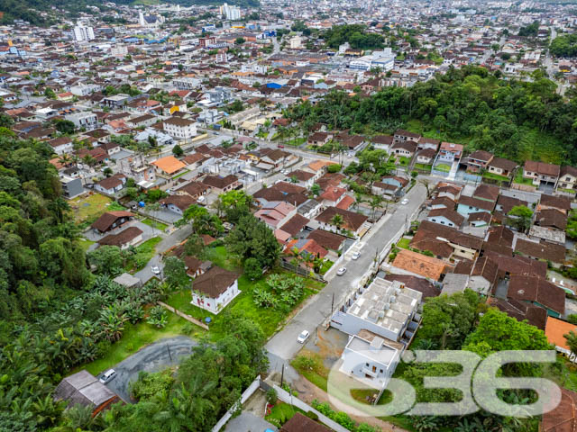 VENDE-SE TERRENO PRONTO PARA INVESTIR NO IRIRIÚ – OPORTUNIDADE ÚNICA!

Aproveite esta chance de investir em um terreno plano de 441,44m², localizado no bairro Iririú, perfeito para projetos de geminados ou construção personalizada.

Potencial Ilimitado:
Este terreno oferece um espaço amplo e versátil, ideal para quem busca construir ou investir em uma propriedade com alto potencial de valorização. A topografia plana é um convite para dar vida ao seu projeto arquitetônico.

Localização Estratégica:
Situado no bairro Iririú, conhecido por sua tranquilidade e infraestrutura completa, o terreno está próximo a escolas, supermercados e serviços essenciais, além de fácil acesso às principais vias da cidade.

636 Negócios Imobiliários: Parceiro de Confiança:
Com mais de três décadas de experiência, a 636 Negócios Imobiliários é especialista em identificar oportunidades de investimento imobiliário. Para mais informações, ligue para (47) 3451-0636 ou mande uma mensagem via WhatsApp para (47) 99190-0636.