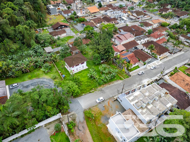 VENDE-SE TERRENO PRONTO PARA INVESTIR NO IRIRIÚ – OPORTUNIDADE ÚNICA!

Aproveite esta chance de investir em um terreno plano de 441,44m², localizado no bairro Iririú, perfeito para projetos de geminados ou construção personalizada.

Potencial Ilimitado:
Este terreno oferece um espaço amplo e versátil, ideal para quem busca construir ou investir em uma propriedade com alto potencial de valorização. A topografia plana é um convite para dar vida ao seu projeto arquitetônico.

Localização Estratégica:
Situado no bairro Iririú, conhecido por sua tranquilidade e infraestrutura completa, o terreno está próximo a escolas, supermercados e serviços essenciais, além de fácil acesso às principais vias da cidade.

636 Negócios Imobiliários: Parceiro de Confiança:
Com mais de três décadas de experiência, a 636 Negócios Imobiliários é especialista em identificar oportunidades de investimento imobiliário. Para mais informações, ligue para (47) 3451-0636 ou mande uma mensagem via WhatsApp para (47) 99190-0636.