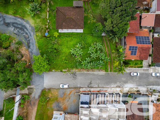VENDE-SE TERRENO PRONTO PARA INVESTIR NO IRIRIÚ – OPORTUNIDADE ÚNICA!

Aproveite esta chance de investir em um terreno plano de 441,44m², localizado no bairro Iririú, perfeito para projetos de geminados ou construção personalizada.

Potencial Ilimitado:
Este terreno oferece um espaço amplo e versátil, ideal para quem busca construir ou investir em uma propriedade com alto potencial de valorização. A topografia plana é um convite para dar vida ao seu projeto arquitetônico.

Localização Estratégica:
Situado no bairro Iririú, conhecido por sua tranquilidade e infraestrutura completa, o terreno está próximo a escolas, supermercados e serviços essenciais, além de fácil acesso às principais vias da cidade.

636 Negócios Imobiliários: Parceiro de Confiança:
Com mais de três décadas de experiência, a 636 Negócios Imobiliários é especialista em identificar oportunidades de investimento imobiliário. Para mais informações, ligue para (47) 3451-0636 ou mande uma mensagem via WhatsApp para (47) 99190-0636.