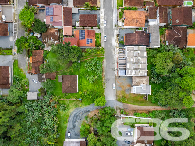 VENDE-SE TERRENO PRONTO PARA INVESTIR NO IRIRIÚ – OPORTUNIDADE ÚNICA!

Aproveite esta chance de investir em um terreno plano de 441,44m², localizado no bairro Iririú, perfeito para projetos de geminados ou construção personalizada.

Potencial Ilimitado:
Este terreno oferece um espaço amplo e versátil, ideal para quem busca construir ou investir em uma propriedade com alto potencial de valorização. A topografia plana é um convite para dar vida ao seu projeto arquitetônico.

Localização Estratégica:
Situado no bairro Iririú, conhecido por sua tranquilidade e infraestrutura completa, o terreno está próximo a escolas, supermercados e serviços essenciais, além de fácil acesso às principais vias da cidade.

636 Negócios Imobiliários: Parceiro de Confiança:
Com mais de três décadas de experiência, a 636 Negócios Imobiliários é especialista em identificar oportunidades de investimento imobiliário. Para mais informações, ligue para (47) 3451-0636 ou mande uma mensagem via WhatsApp para (47) 99190-0636.