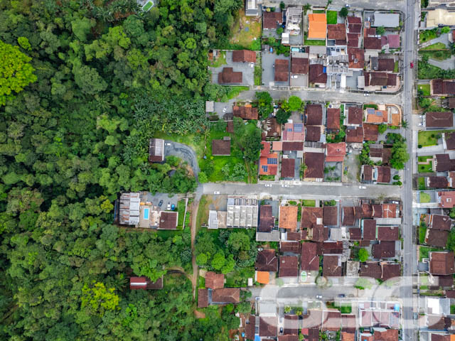 VENDE-SE TERRENO PRONTO PARA INVESTIR NO IRIRIÚ – OPORTUNIDADE ÚNICA!

Aproveite esta chance de investir em um terreno plano de 441,44m², localizado no bairro Iririú, perfeito para projetos de geminados ou construção personalizada.

Potencial Ilimitado:
Este terreno oferece um espaço amplo e versátil, ideal para quem busca construir ou investir em uma propriedade com alto potencial de valorização. A topografia plana é um convite para dar vida ao seu projeto arquitetônico.

Localização Estratégica:
Situado no bairro Iririú, conhecido por sua tranquilidade e infraestrutura completa, o terreno está próximo a escolas, supermercados e serviços essenciais, além de fácil acesso às principais vias da cidade.

636 Negócios Imobiliários: Parceiro de Confiança:
Com mais de três décadas de experiência, a 636 Negócios Imobiliários é especialista em identificar oportunidades de investimento imobiliário. Para mais informações, ligue para (47) 3451-0636 ou mande uma mensagem via WhatsApp para (47) 99190-0636.