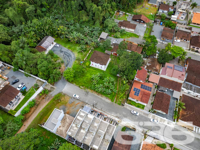 VENDE-SE TERRENO PRONTO PARA INVESTIR NO IRIRIÚ – OPORTUNIDADE ÚNICA!

Aproveite esta chance de investir em um terreno plano de 441,44m², localizado no bairro Iririú, perfeito para projetos de geminados ou construção personalizada.

Potencial Ilimitado:
Este terreno oferece um espaço amplo e versátil, ideal para quem busca construir ou investir em uma propriedade com alto potencial de valorização. A topografia plana é um convite para dar vida ao seu projeto arquitetônico.

Localização Estratégica:
Situado no bairro Iririú, conhecido por sua tranquilidade e infraestrutura completa, o terreno está próximo a escolas, supermercados e serviços essenciais, além de fácil acesso às principais vias da cidade.

636 Negócios Imobiliários: Parceiro de Confiança:
Com mais de três décadas de experiência, a 636 Negócios Imobiliários é especialista em identificar oportunidades de investimento imobiliário. Para mais informações, ligue para (47) 3451-0636 ou mande uma mensagem via WhatsApp para (47) 99190-0636.