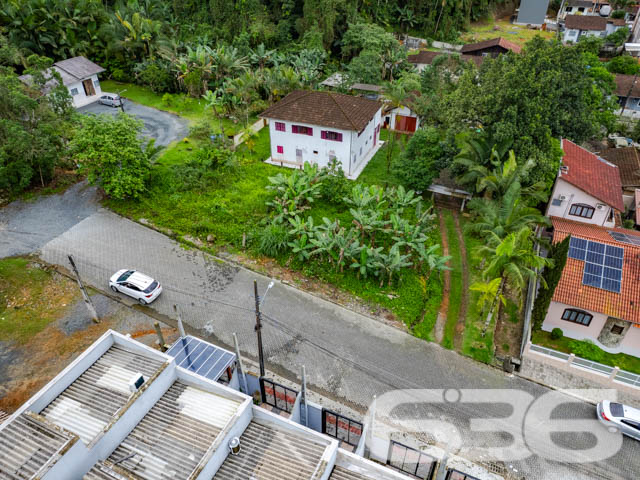 VENDE-SE TERRENO PRONTO PARA INVESTIR NO IRIRIÚ – OPORTUNIDADE ÚNICA!

Aproveite esta chance de investir em um terreno plano de 441,44m², localizado no bairro Iririú, perfeito para projetos de geminados ou construção personalizada.

Potencial Ilimitado:
Este terreno oferece um espaço amplo e versátil, ideal para quem busca construir ou investir em uma propriedade com alto potencial de valorização. A topografia plana é um convite para dar vida ao seu projeto arquitetônico.

Localização Estratégica:
Situado no bairro Iririú, conhecido por sua tranquilidade e infraestrutura completa, o terreno está próximo a escolas, supermercados e serviços essenciais, além de fácil acesso às principais vias da cidade.

636 Negócios Imobiliários: Parceiro de Confiança:
Com mais de três décadas de experiência, a 636 Negócios Imobiliários é especialista em identificar oportunidades de investimento imobiliário. Para mais informações, ligue para (47) 3451-0636 ou mande uma mensagem via WhatsApp para (47) 99190-0636.